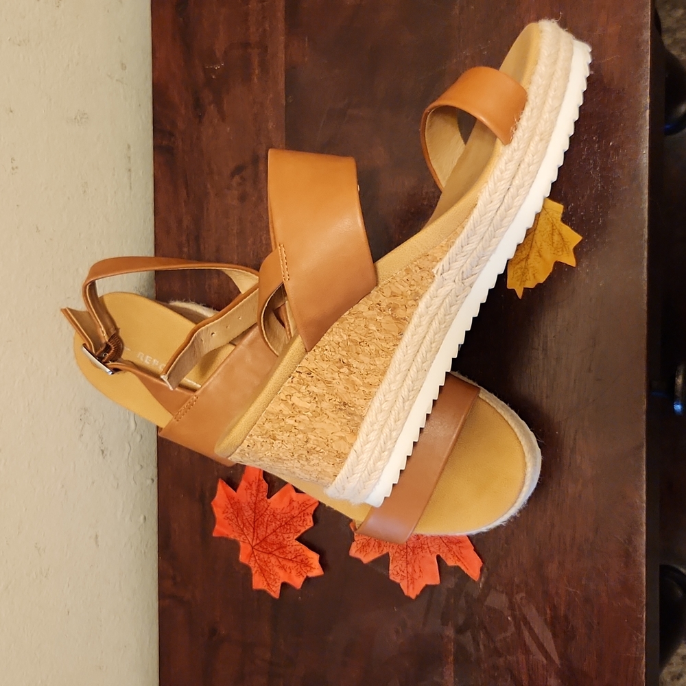 REPORT WOMANS SANDALS SZ 10